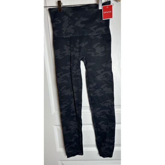 NWT SPANX Look At Me Now Black Camo Ecocare Seamless Leggings Size Large 10/12 - Picture 1 of 7